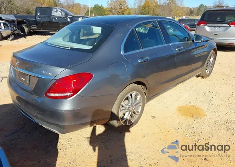 2017 Mercedes-Benz C 300 4Matic z USA, uszkodzony, nr VIN 55SWF4KBXHU195986